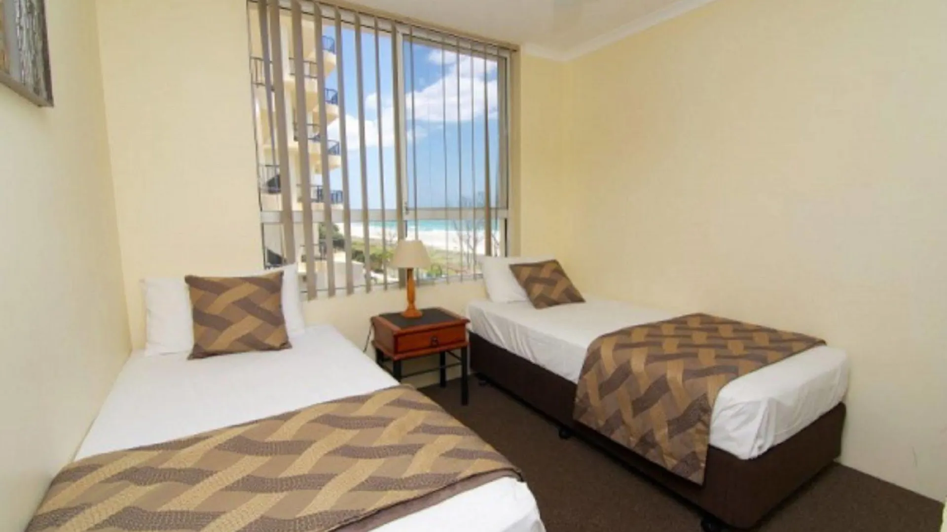 Aparthotel Crystal Beachfront Apartments Gold Coast