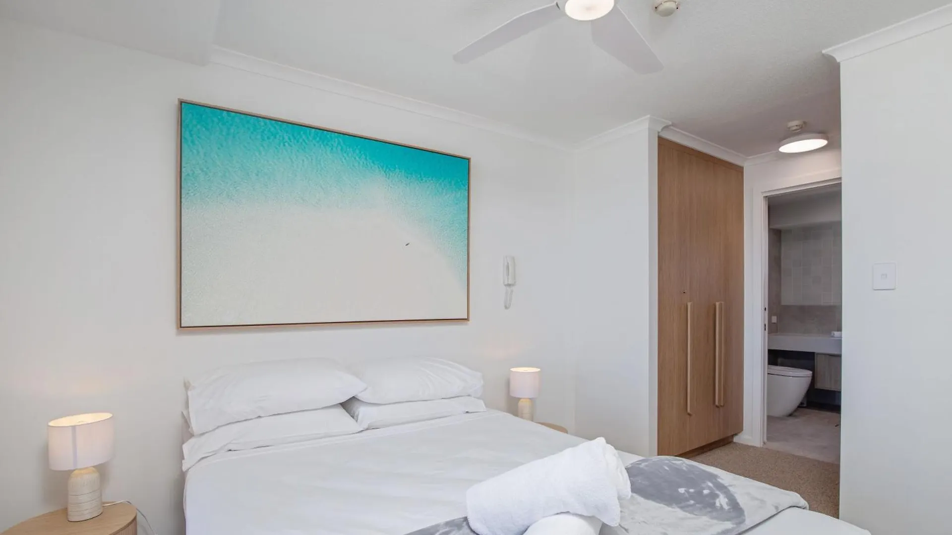 Crystal Beachfront Apartments Gold Coast 3*,  Australia