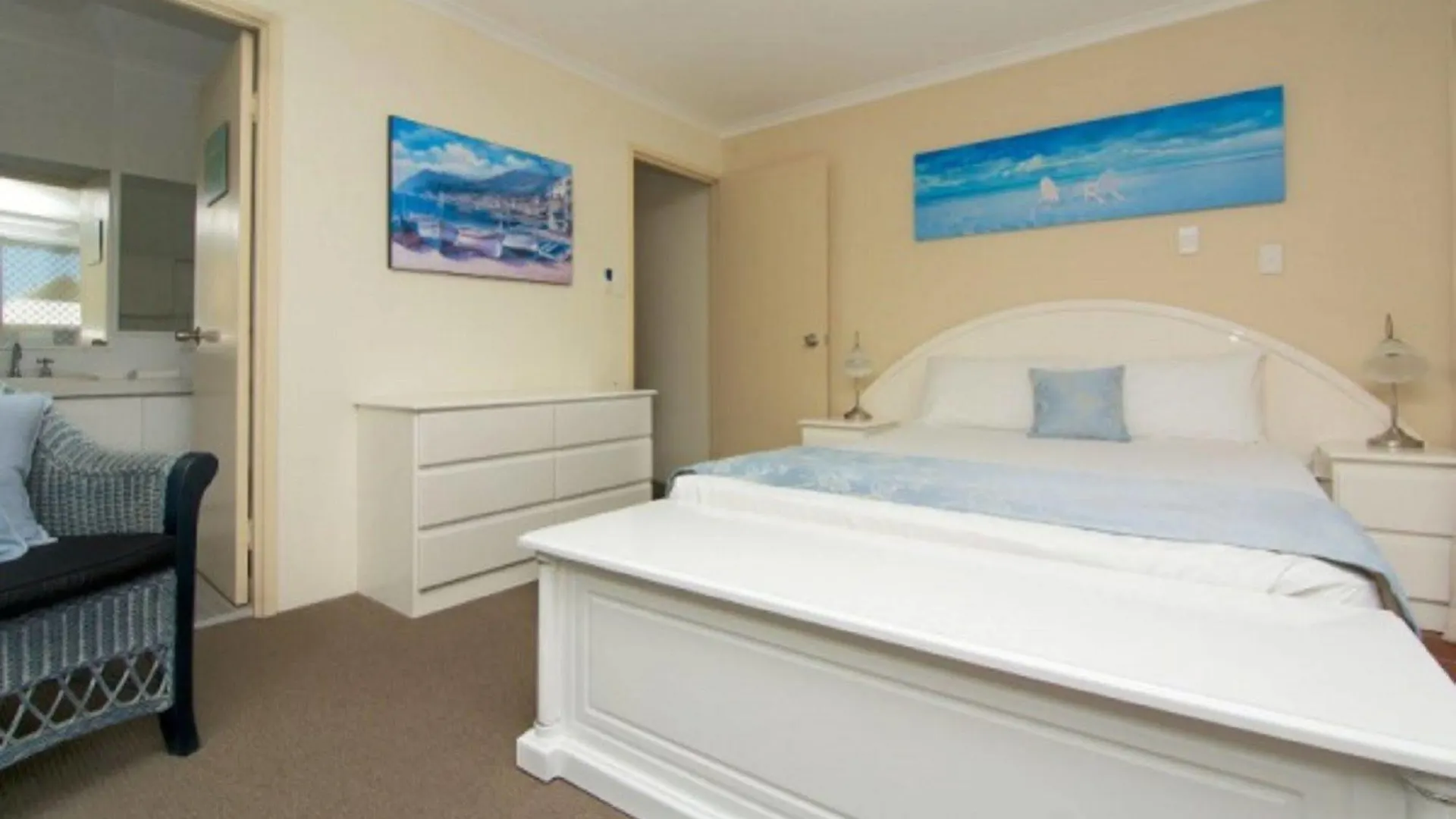*** Apartahotel Crystal Beachfront Apartments Gold Coast Australia
