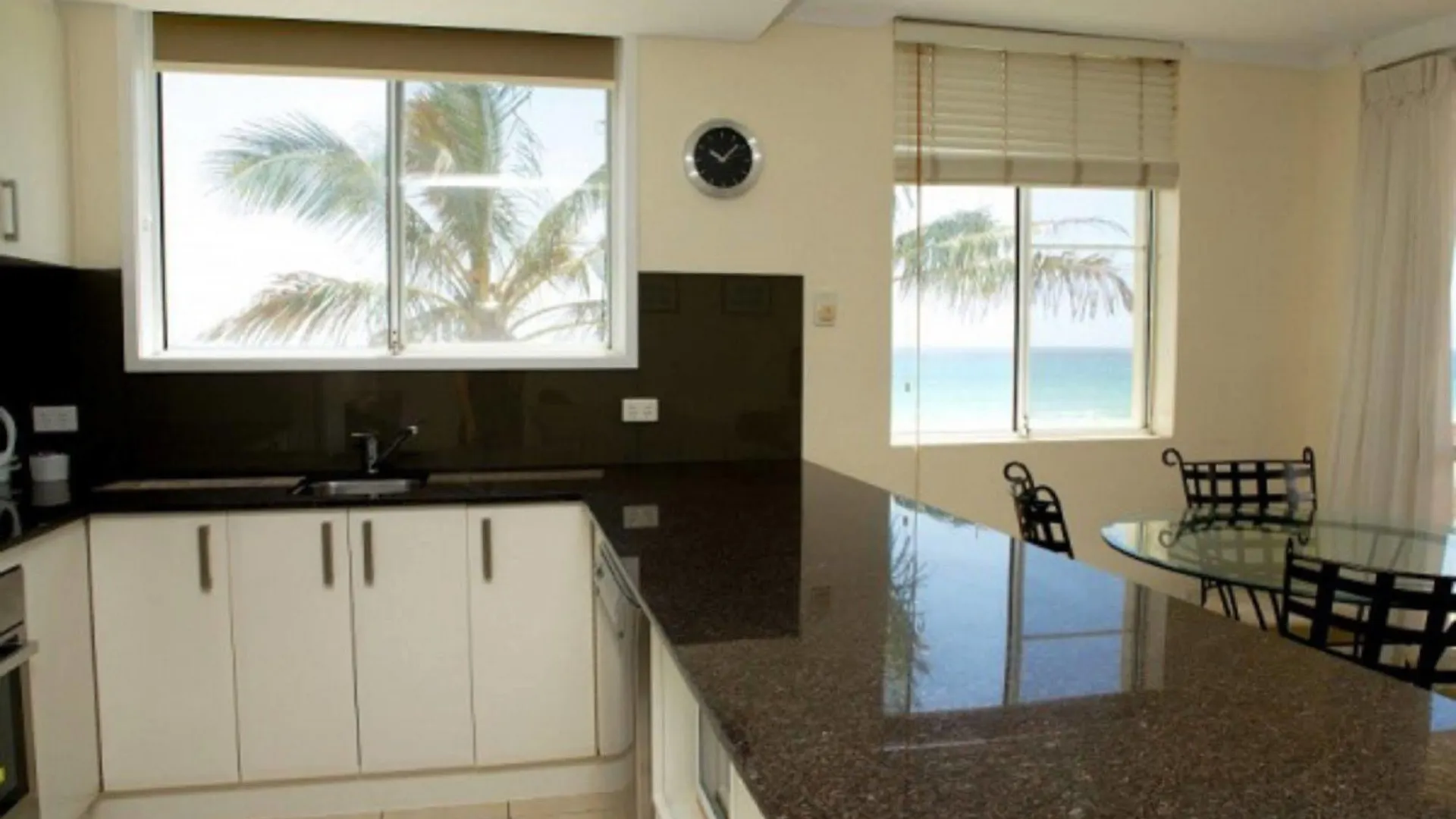 Crystal Beachfront Apartments Gold Coast 3*,