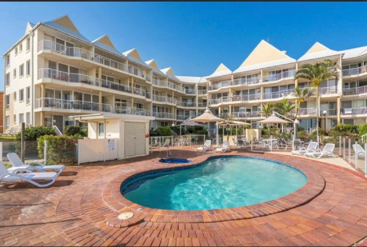 Aparthotel Crystal Beachfront Apartments Gold Coast